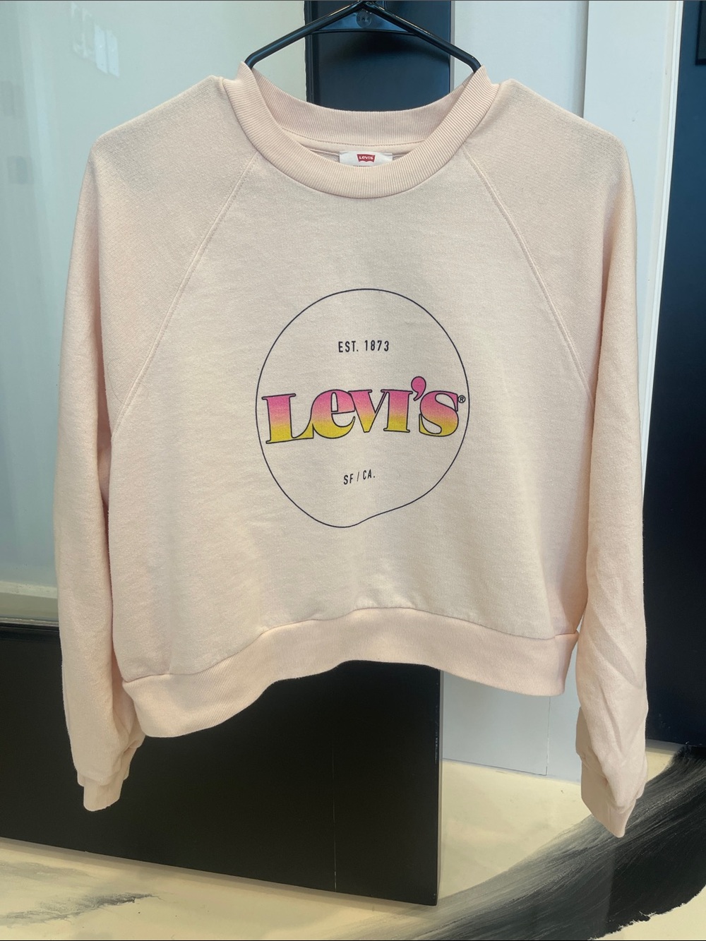 Levi's Light Pink Crewneck Sweatshirt with Gradient Logo